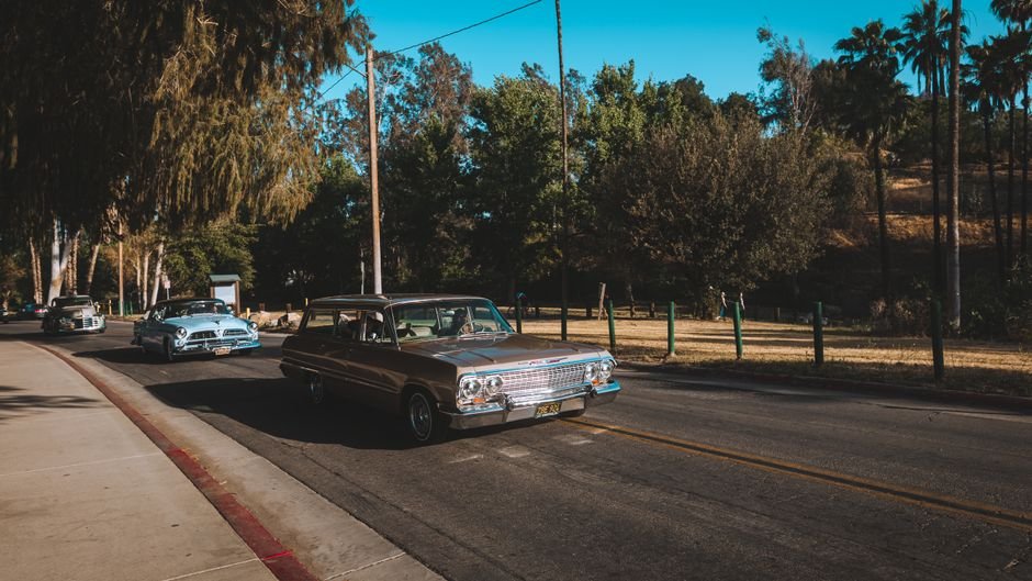 Beyond the Dashboard: Exploring California's Nostalgic Car Culture & Road Trip History